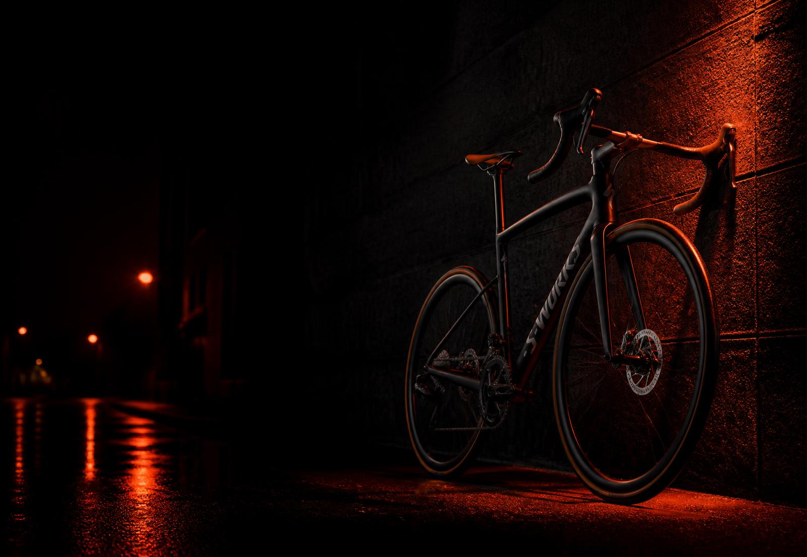 Bicicleta de carretera iluminada de noche en la ciudad